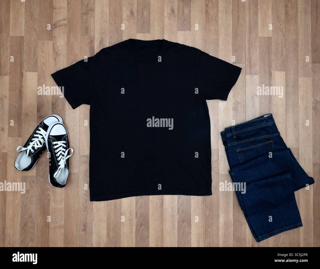 Noir T-shirt Mockup pour Unisexe, col rond Casual shirt de coton doux et Street style Jean pantalon Comfort Size Bleu Heavy Duty jumelé avec toile Banque D'Images