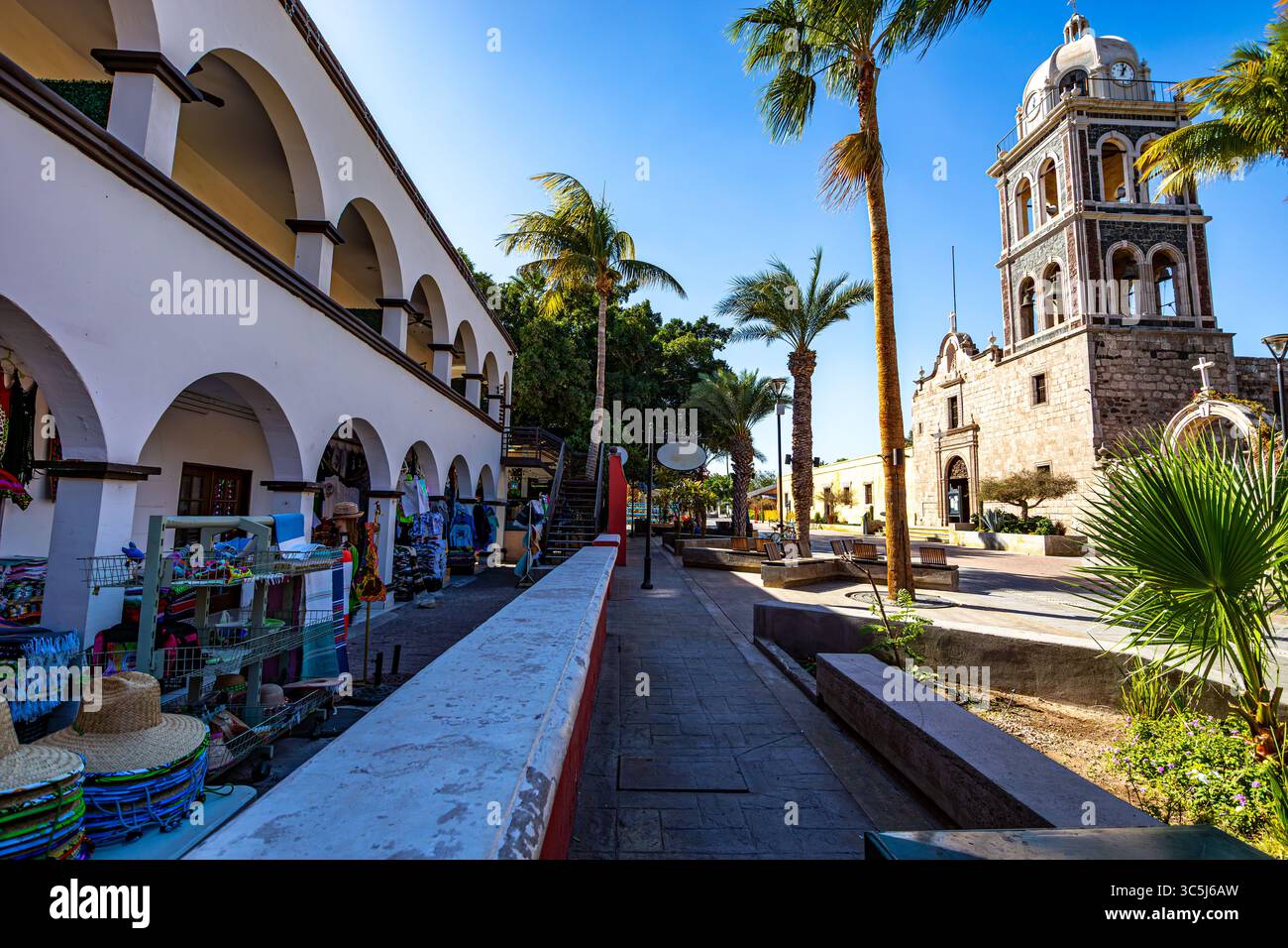 Loreto, basse-Californie du Sud. 11 décembre 2024. Paysage urbain avec boutique de souvenirs, passerelle piétonne et paroisse de notre-Dame de Loreto en arrière-plan, ensoleillé Banque D'Images