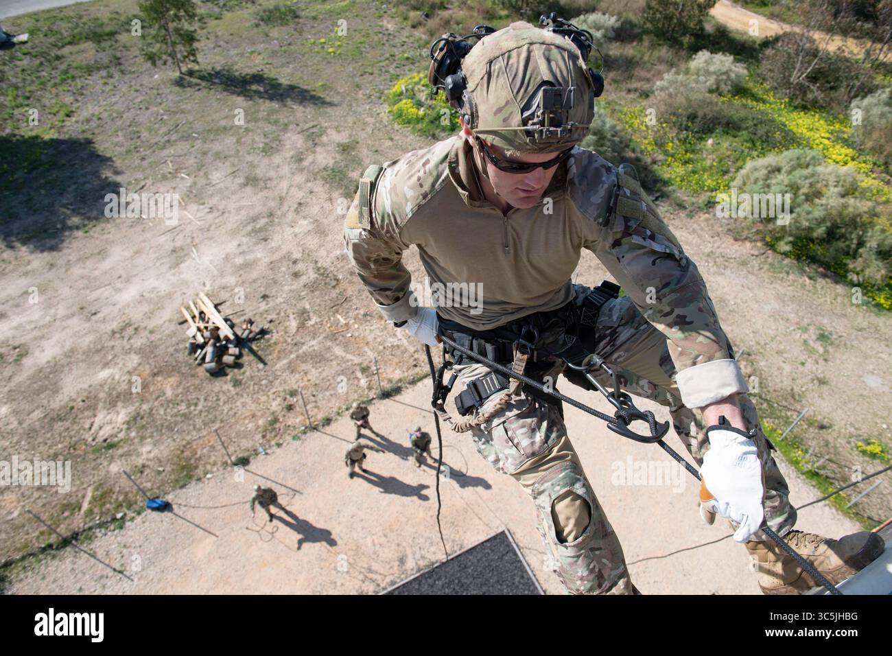 20 février 2020 - Rota, Espagne - un technicien en munitions explosives, de l'unité mobile 8 d'élimination d'explosifs (EODMU 8), affecté à la Force expéditionnaire de combat de la Marine Europe-Afrique/Force opérationnelle (CTF) 68, descend en rappel une tour, dans le cadre de la formation de renouvellement de maître CAST (Helicopter Rope suspension technique) pour les techniciens d'élimination d'explosifs et de formation initiale pour le personnel de soutien, 20 février 2020. CTF 68 fournit des opérations d'élimination des munitions explosives, des travaux de construction navale, des opérations de sécurité expéditionnaire et des efforts de sécurité sur le théâtre dans la zone de responsabilité de la 6e flotte. (Image crédit : Banque D'Images