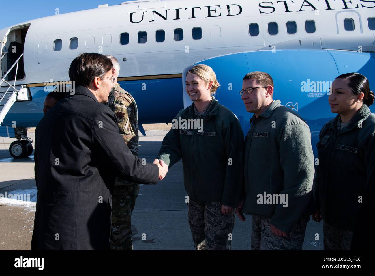 20 février 2020 - Offutt AFB, Nebraska, États-Unis - le secrétaire à la Défense, Dr Mark T. Esper, serre la main à des aviateurs lors de sa visite au quartier général du commandement stratégique américain à la base aérienne d'Offutt, Neb., le 20 février 2020. (Crédit image : © DoD/ZUMA Wire/ZUMAPRESS.com) Banque D'Images