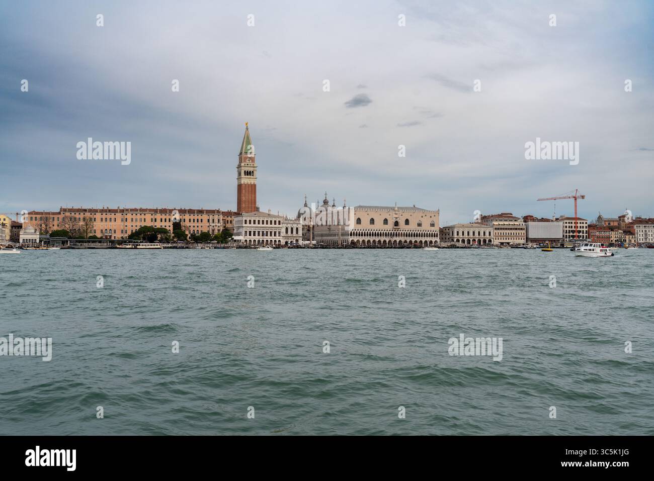 Bassin San Marco avec vue sur le palais ducal et le clocher de San Marco à Venise, Italie Banque D'Images