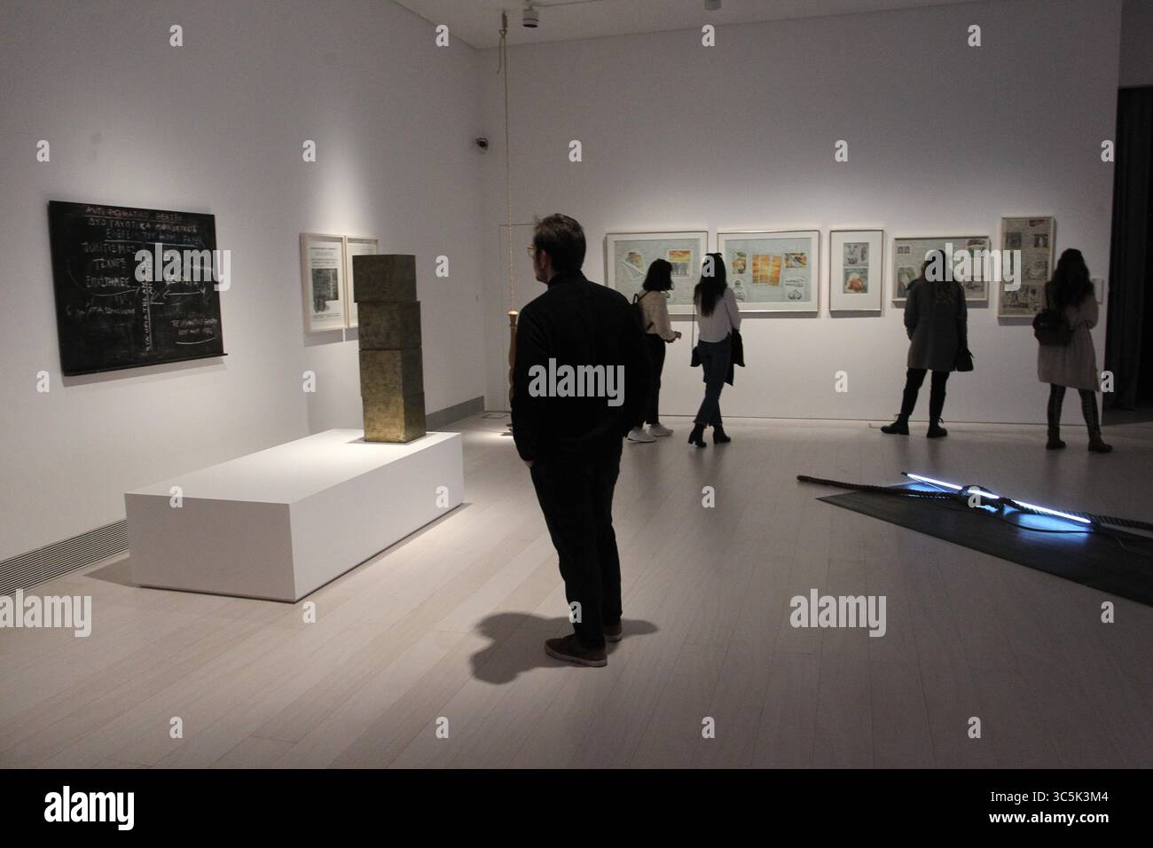 28 février 2020, Athènes, Grèce : le Musée national d'art contemporain de Grèce ouvre ses portes au public. Dans l'exposition de la collection permanente, 172 œuvres de 78 artistes grecs et internationaux sont présentés et sont intégrés dans trois axes : mémoire références - demandes - récits politiques frontières & passages et hétérotopies â€“ mythologies de la familière â€“ nouvelles perspectives. (Crédit image : © Aristidis VafeiadakisZUMA Wire) Banque D'Images