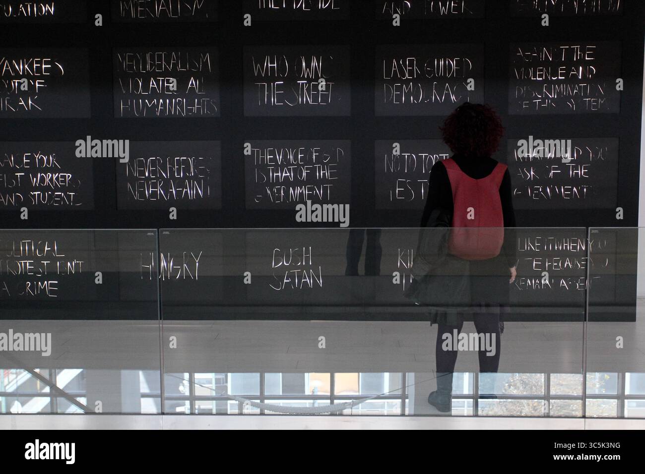 28 février 2020, Athènes, Grèce : le Musée national d'art contemporain de Grèce ouvre ses portes au public. Dans l'exposition de la collection permanente, 172 œuvres de 78 artistes grecs et internationaux sont présentés et sont intégrés dans trois axes : mémoire références - demandes - récits politiques frontières & passages et hétérotopies â€“ mythologies de la familière â€“ nouvelles perspectives. (Crédit image : © Aristidis VafeiadakisZUMA Wire) Banque D'Images