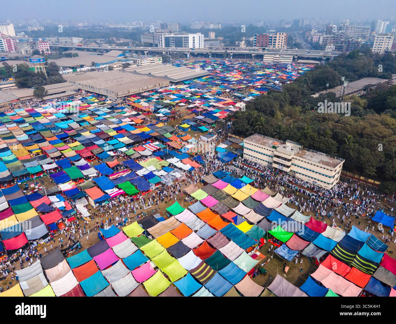 Vue aérienne d'une mer vibrante de bâches colorées créant un paysage patchwork avec des bâtiments lointains debout, Dhaka, Dhaka Division, Bangladesh. Banque D'Images