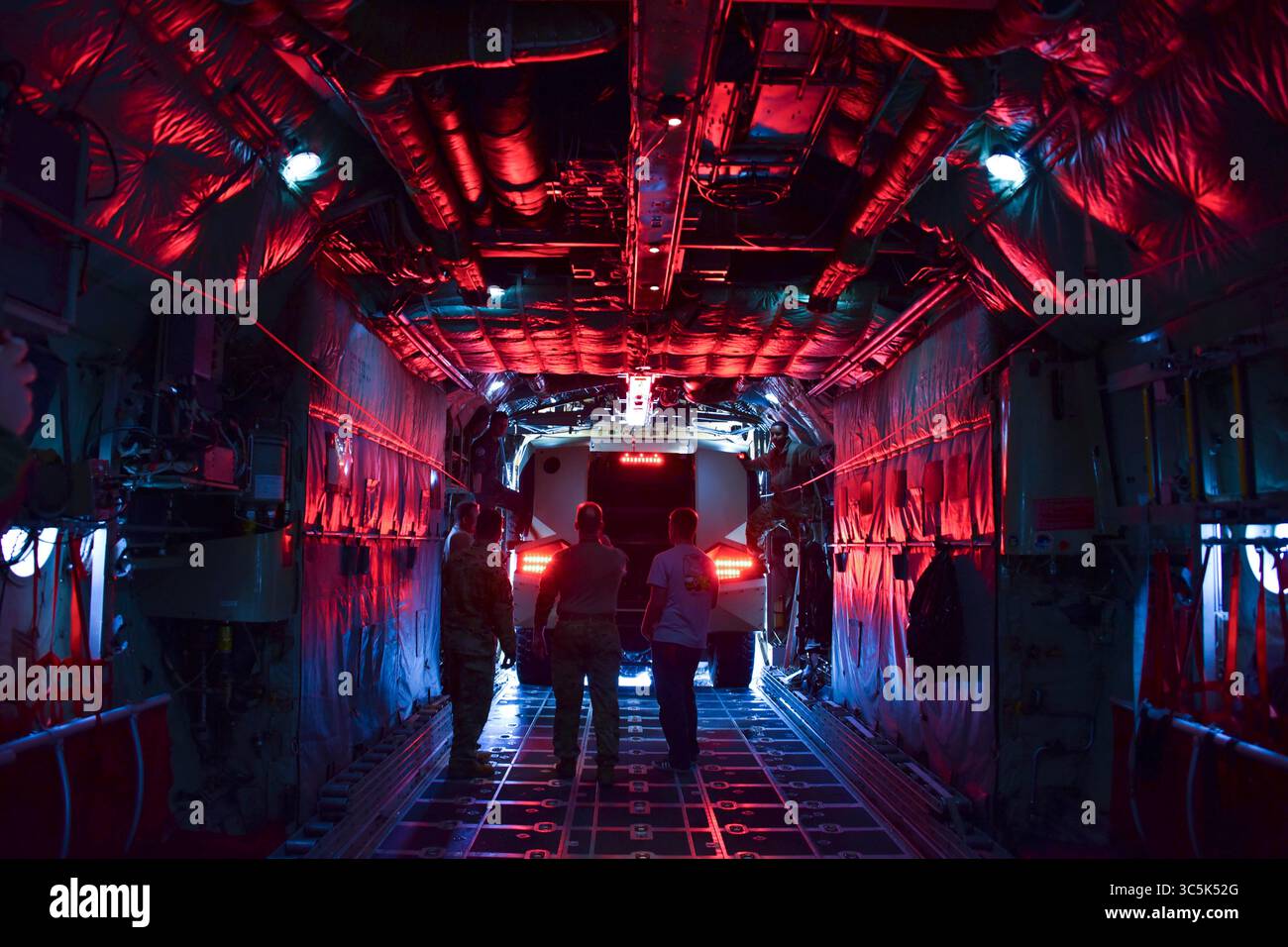 25 février 2020 - Savannah, Géorgie, États-Unis - le capitaine de chargement de la 165e escadre de transport aérien charge un véhicule de sauvetage et de lutte contre l'incendie d'un avion P-19C sur un C-130H3 Hercules à Savannah Air National Guard base, Savannah, le 25 février 2020. C'est la première fois que cette génération de P-19 est chargée sur un C-130 qui a été acheté et coordonné par le Centre de génie civil de la Force aérienne. (Crédit image : © U.S. National Guard/ZUMA Wire/ZUMAPRESS.com) Banque D'Images