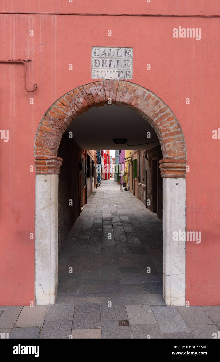 Vue sur la rue de l'île de Burano dans la lagune vénitienne, Italie Banque D'Images
