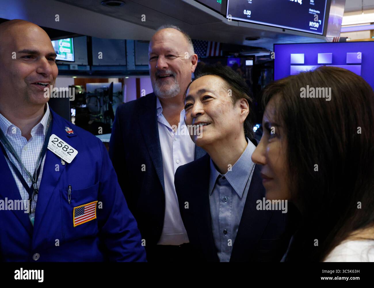 New York, États-Unis. 30 juillet 2025. Le PDG d'Ambiq, Fumihide Esaka, et des représentants d'Ambiq Micro (AMBQ) se tiennent sur le plancher de la Bourse de New York à Wall Street le mercredi 30 juillet 2025 à New York. Les actions AMÉRICAINES se sont maintenues stables mercredi en attendant une décision de taux d'intérêt de la réserve fédérale cet après-midi. Photo de John Angelillo/UPI crédit : UPI/Alamy Live News Banque D'Images