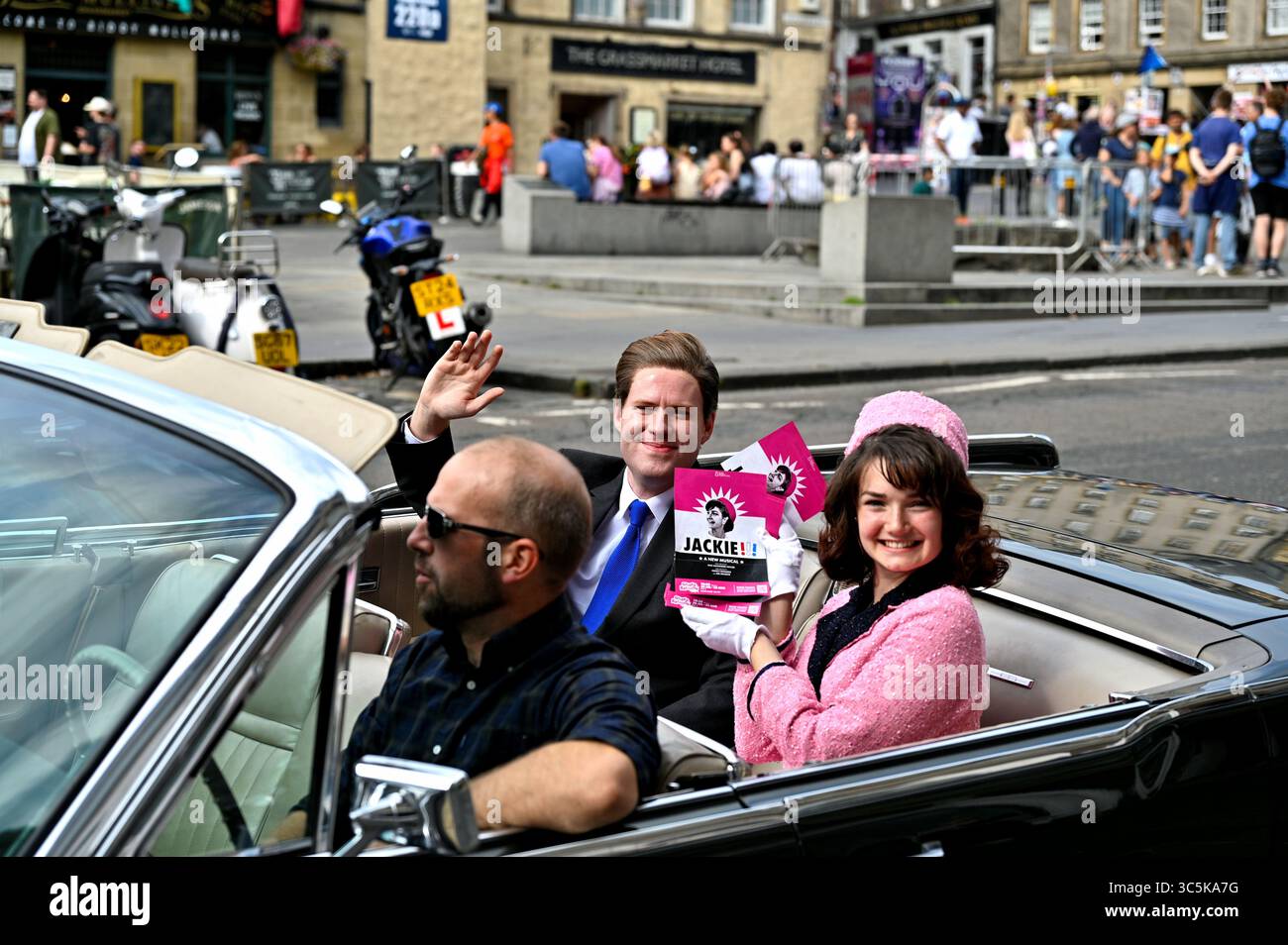 Édimbourg, Écosse, Royaume-Uni. 30 juillet 2025. Edinburgh Fringe : JACKIE ! ! ! Et JFK sur un trajet à travers Édimbourg dans une réplique Lincoln Continental car. Jackie ! Est une nouvelle comédie musicale qui suit la jeune Jacqueline Bouvier alors qu’elle rêve de devenir la première royale américaine. Spectacle à la Gilded Balloon Patter House, lieu 24 à partir du 2 août Crédit : Craig Brown/Alamy Live News Banque D'Images