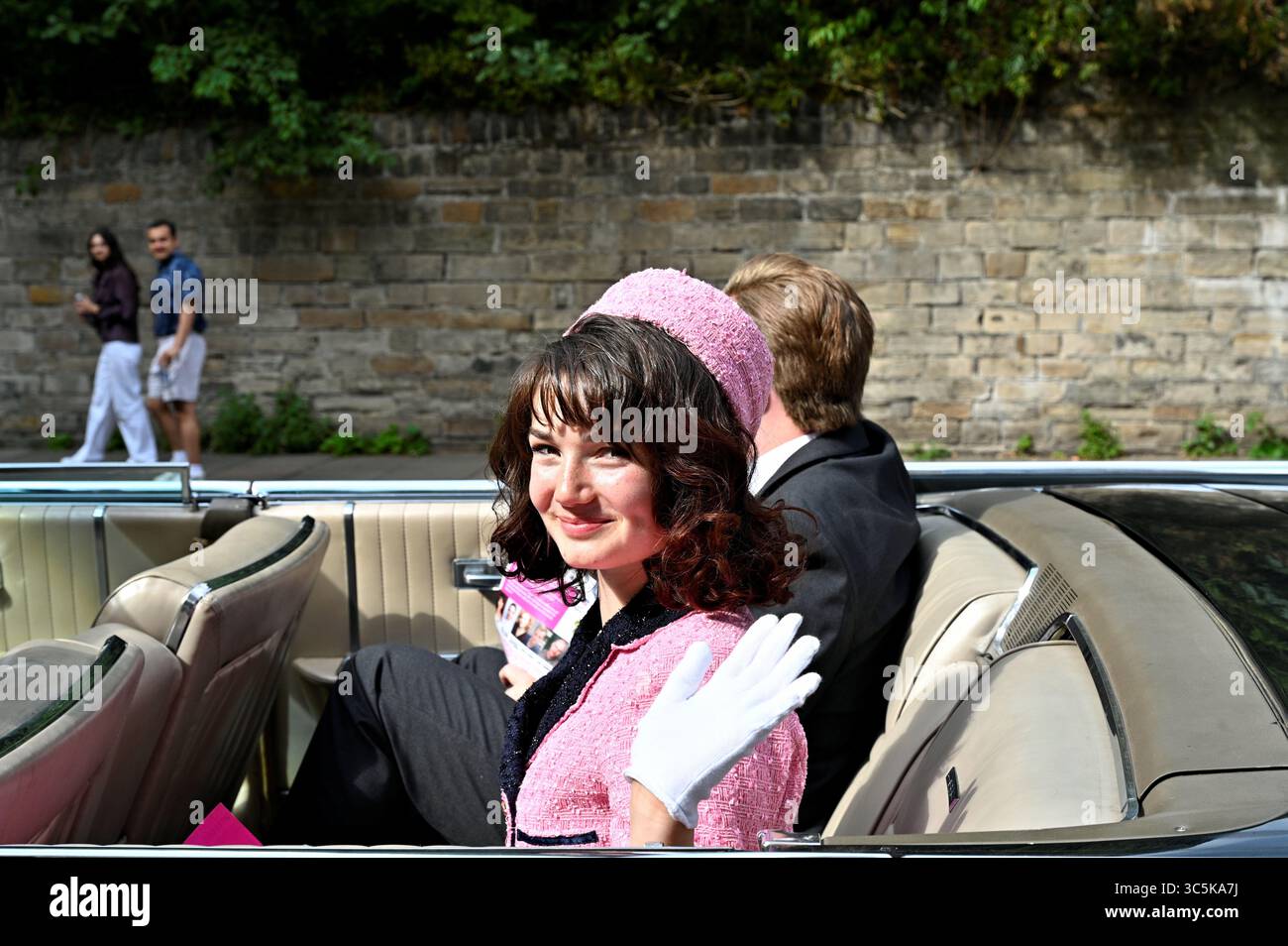 Édimbourg, Écosse, Royaume-Uni. 30 juillet 2025. Edinburgh Fringe : JACKIE ! ! ! Et JFK sur un trajet à travers Édimbourg dans une réplique Lincoln Continental car. Jackie ! Est une nouvelle comédie musicale qui suit la jeune Jacqueline Bouvier alors qu’elle rêve de devenir la première royale américaine. Spectacle à la Gilded Balloon Patter House, lieu 24 à partir du 2 août Crédit : Craig Brown/Alamy Live News Banque D'Images