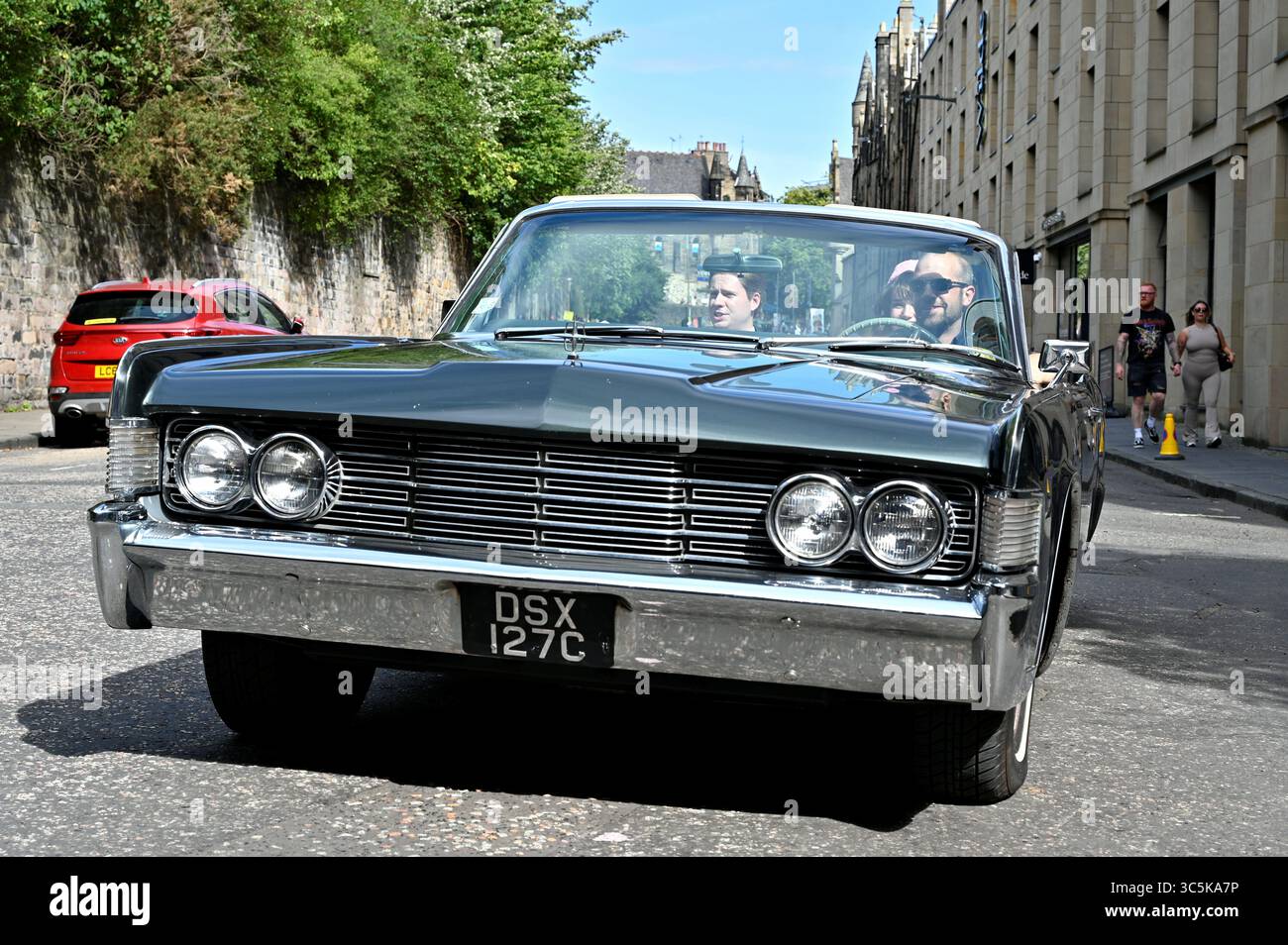 Édimbourg, Écosse, Royaume-Uni. 30 juillet 2025. Edinburgh Fringe : JACKIE ! ! ! Et JFK sur un trajet à travers Édimbourg dans une réplique Lincoln Continental car. Jackie ! Est une nouvelle comédie musicale qui suit la jeune Jacqueline Bouvier alors qu’elle rêve de devenir la première royale américaine. Spectacle à la Gilded Balloon Patter House, lieu 24 à partir du 2 août Crédit : Craig Brown/Alamy Live News Banque D'Images
