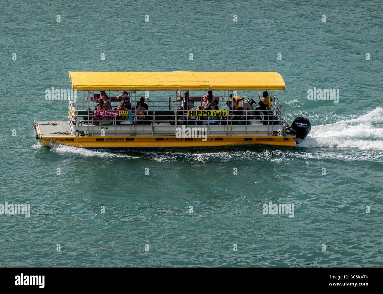 5 février 2020, Castries, Sainte-Lucie : le ferry Hippo Downtown dans le port de Castries, capitale de la nation insulaire des Caraïbes orientales de Sainte-Lucie, un port de croisière populaire, le tourisme est vital pour son économie. (Crédit image : © Arnold Drapkin/ZUMA Wire) Banque D'Images