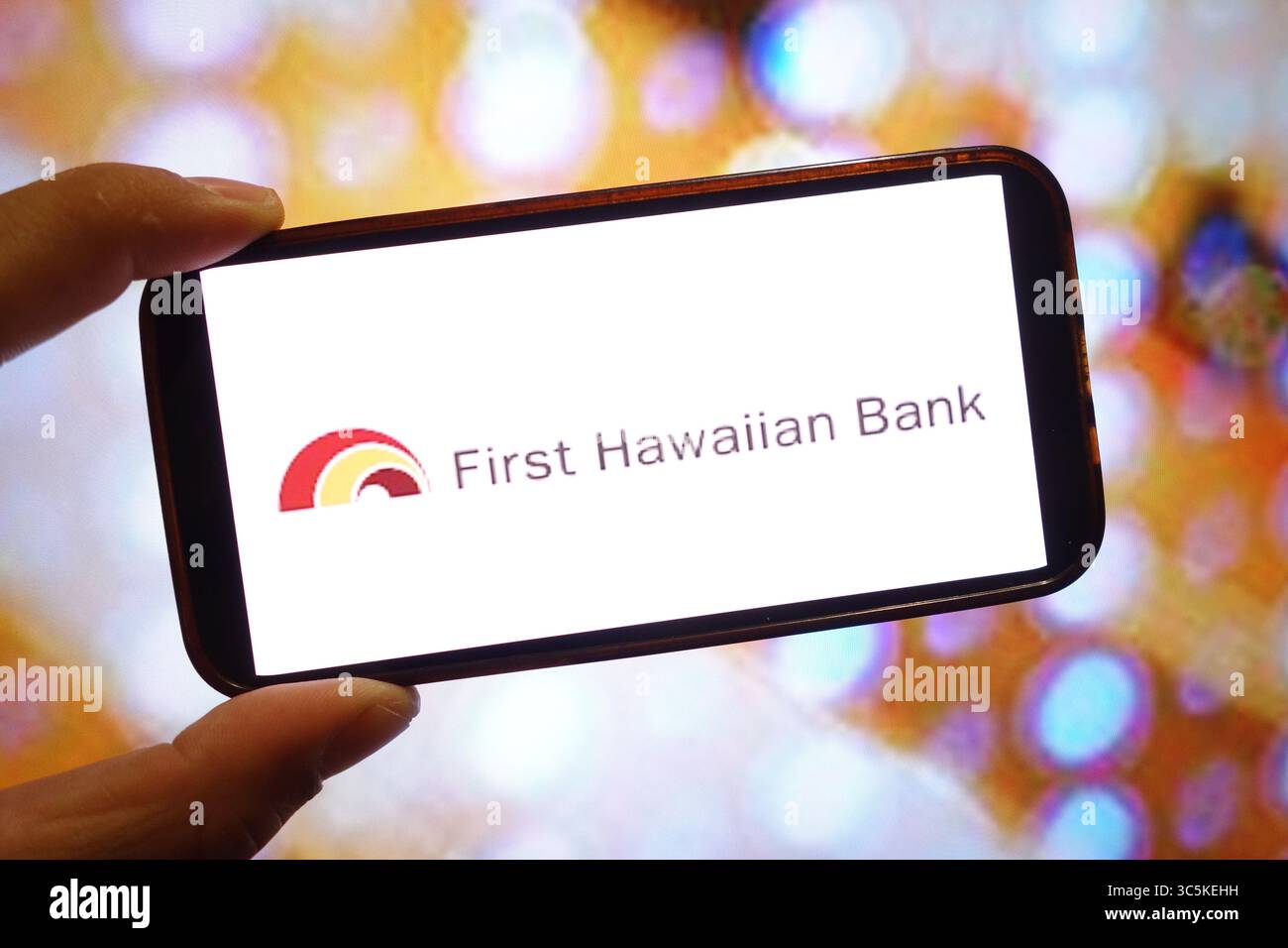 Dans cette illustration photo, un logo de la société First Hawaiian Bank est affiché sur l'écran d'un smartphone. Banque D'Images