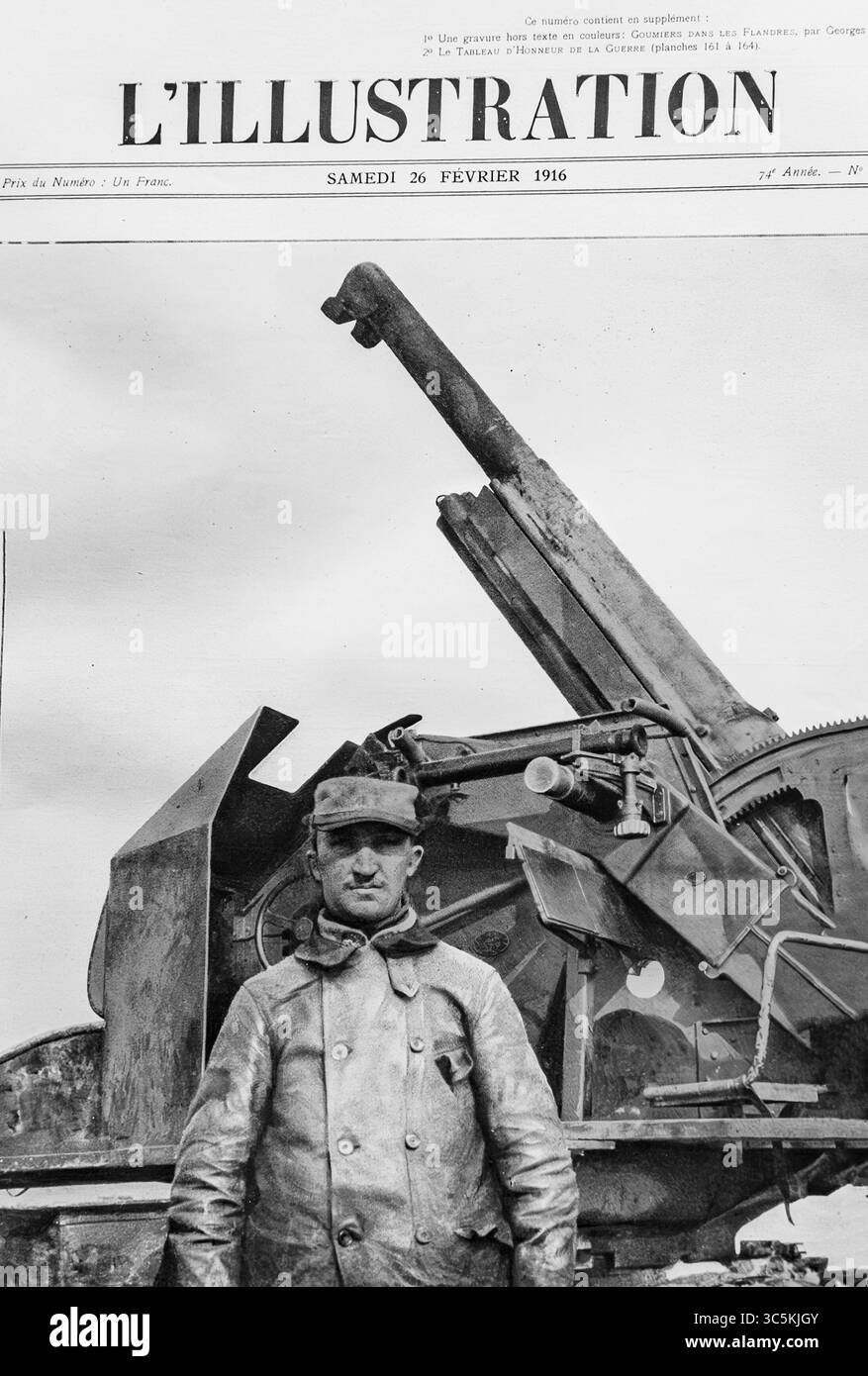 Artilleur français posant à côté du canon automatique de 75 mm qui a abattu un Zeppelin allemand près de Revigny, comme publié sur la couverture de L'illustration, le 26 février 1916. Cette pièce d'artillerie mobile a joué un rôle essentiel dans la défense de l'espace aérien français pendant la première Guerre mondiale. L'image rend hommage à la fois à l'arme et à son équipage pour leur succès antiaérien lors de l'un des premiers engagements aériens de la première Guerre mondiale. Banque D'Images