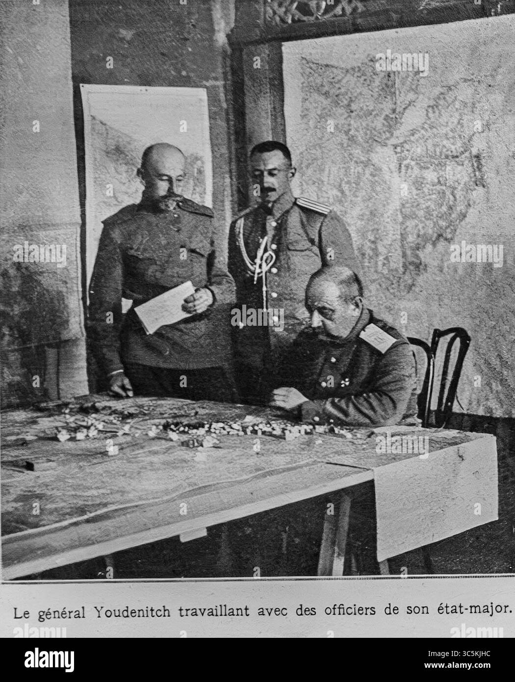 Le général Nikolaï Yudenich se confie avec son état-major lors de la campagne d'hiver russe en Anatolie orientale, 1916. Commandant clé sur le front du Caucase, Yudenich mène avec succès la poussée contre les forces ottomanes à Erzurum. Cette scène de guerre capture la planification stratégique au milieu de l'une des rares victoires de la Russie pendant la première Guerre mondiale. Banque D'Images