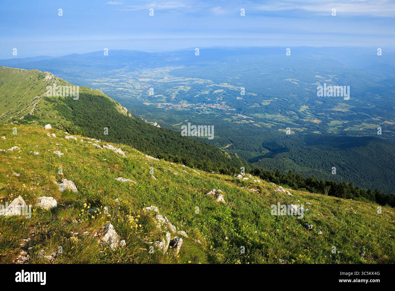 Vue panoramique sur les collines et les vallées sur le chemin de Shiljak, montagne Rtanj, Serbie. Banque D'Images