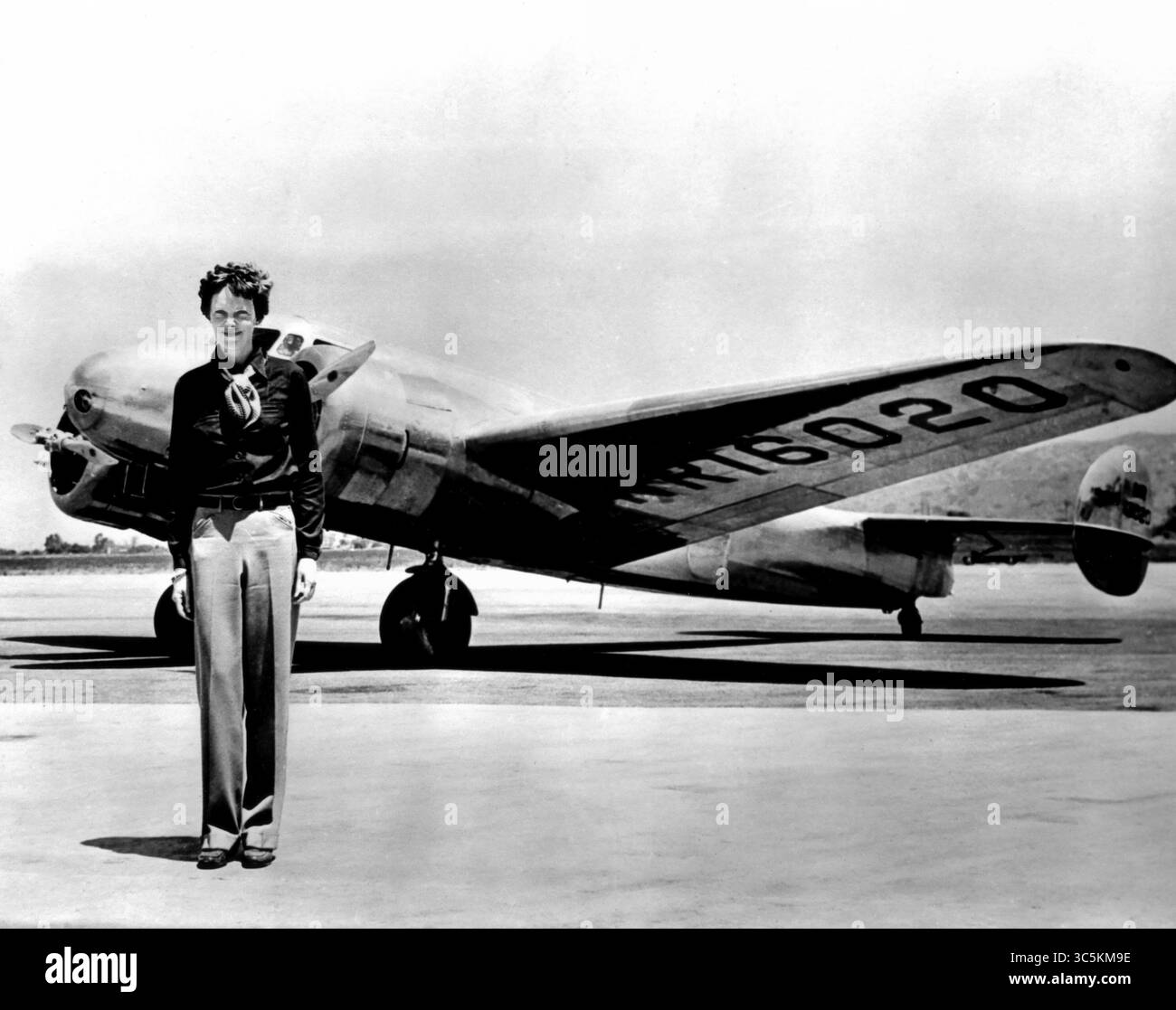 Amelia Earhart se tenant devant son avion Lockheed Electra dans lequel elle disparut en juillet 1937. Banque D'Images