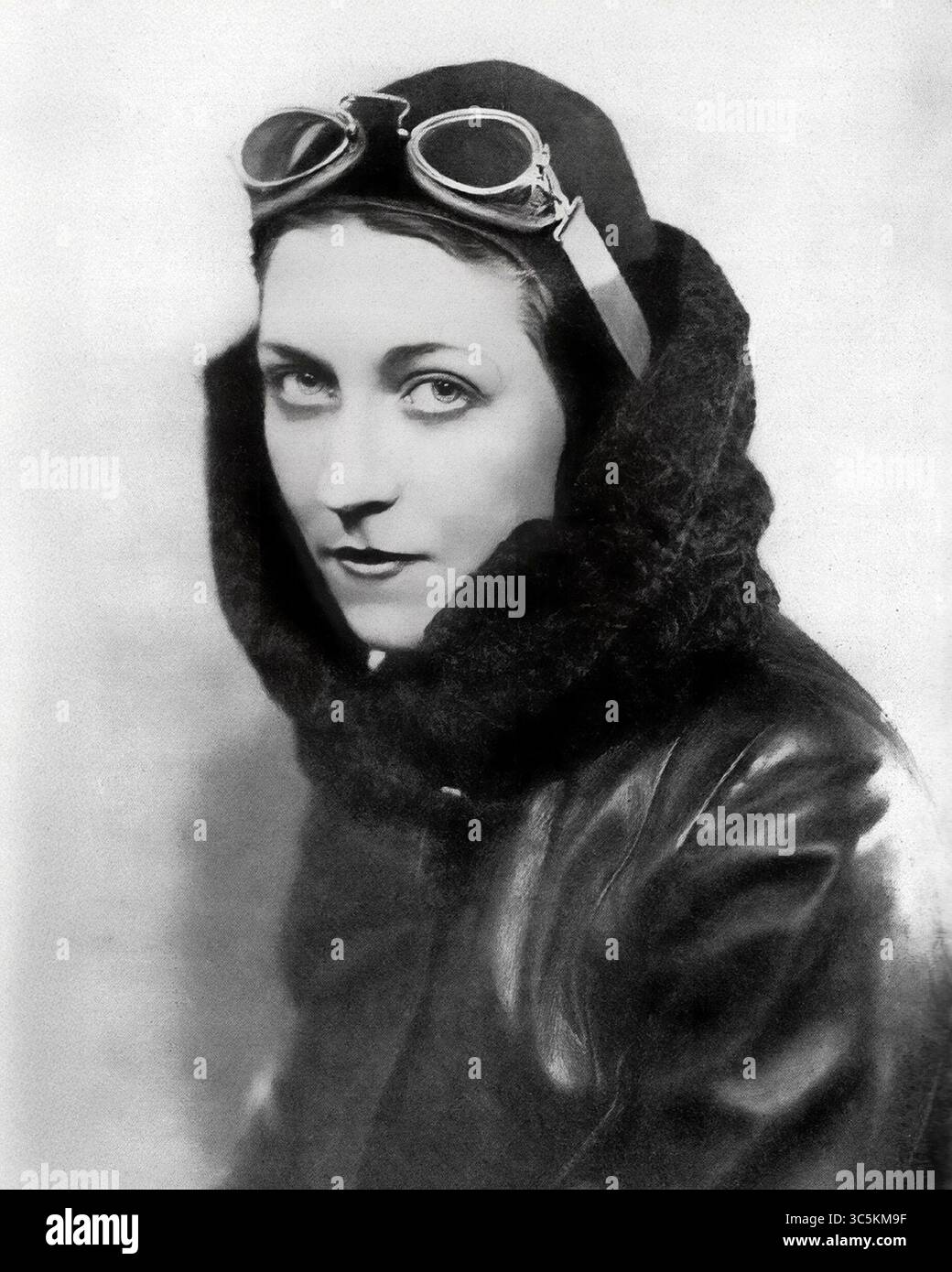 Amy Johnson. Portrait de l'aviateur anglais, Amy Johnson (1903-1941), v. 1930. Amy Johnson a été la première femme à voler en solo de Londres à l'Australie. Banque D'Images