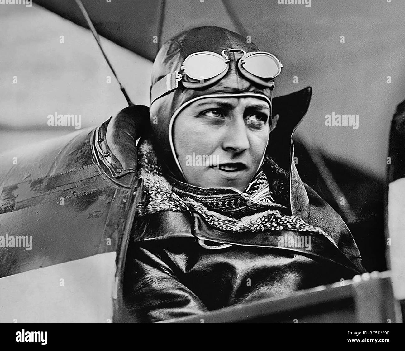 Amy Johnson. Portrait de l'aviatrice anglaise, Amy Johnson (1903-1941) dans le cockpit de son Black Hawk Moth, juin 1930. Amy Johnson a été la première femme à voler en solo de Londres à l'Australie. Banque D'Images