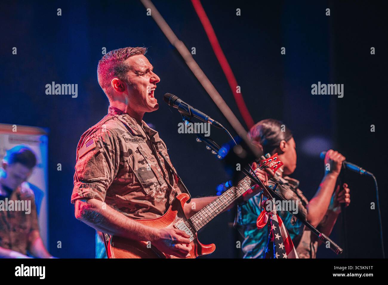 Thomas Borgerding, guitariste et chanteur affecté à l'US Army Europe Rock Band et natif de Virginia Beach, Virginie, joue de la guitare et chante lors d'une performance brise-glace pour les ressortissants polonais avant l'opération DEFENDER-Europe 20. Banque D'Images