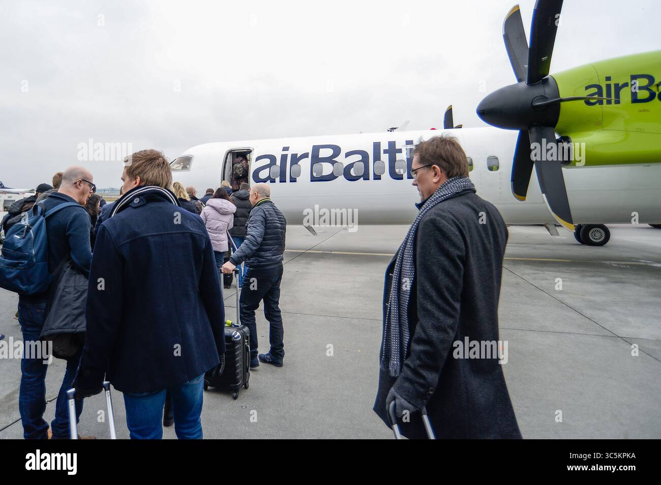 4 mars 2020, Varsovie, Pologne : passagers embarquant un avion balte Bombardier Q400 de la prochaine génération à l'aéroport Chopin de Varsovie. (Image crédit : © Omar marques/SOPA Images via ZUMA Wire) Banque D'Images