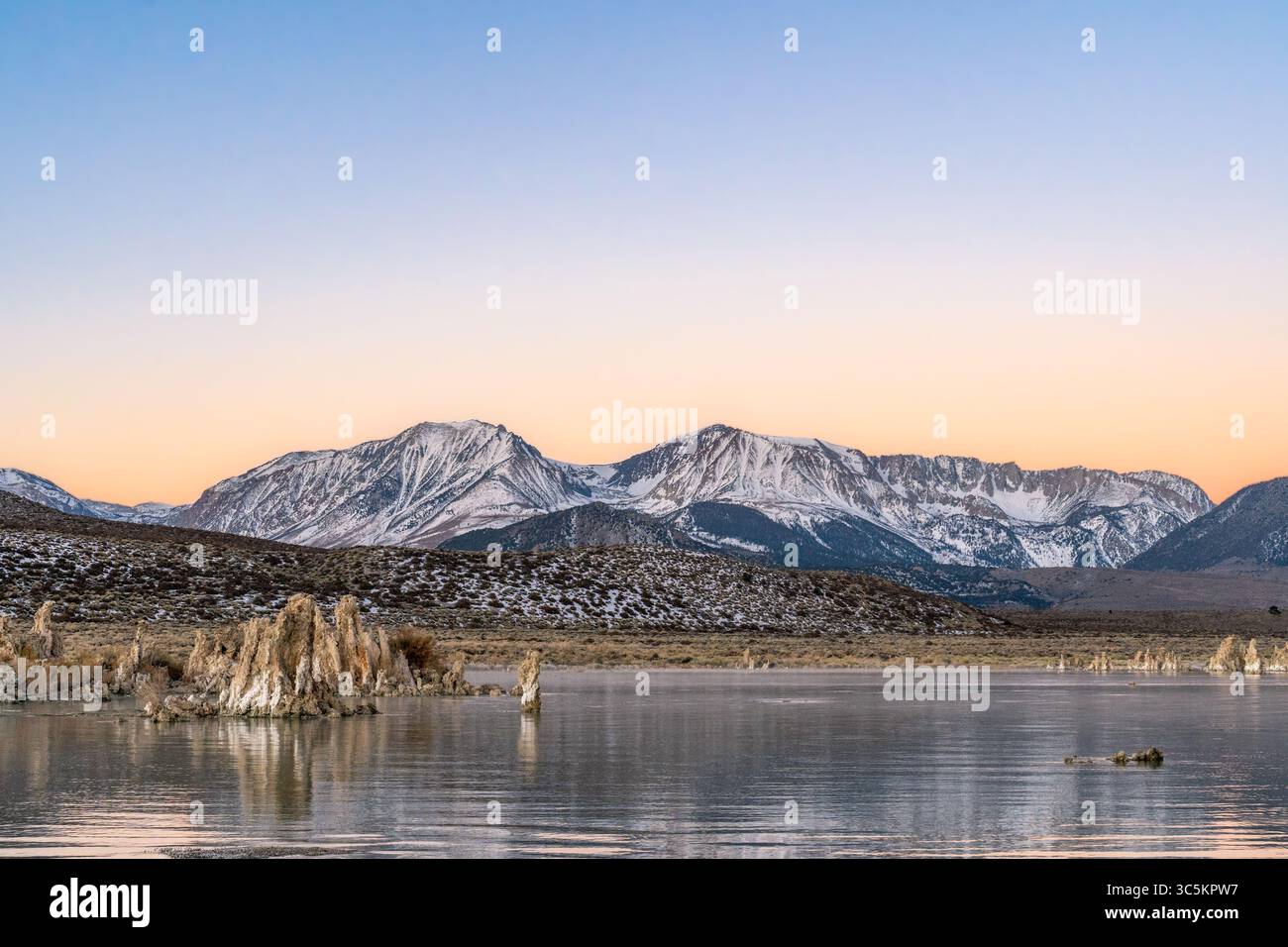 Sommets enneigés de la Sierra Nevada et formations de tuf au lac Mono au lever du soleil en hiver, près de Lee Vining, Californie. Banque D'Images