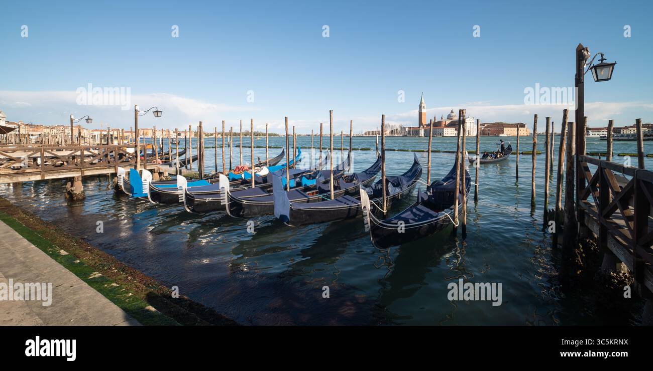 Gondoles amarrées au canal San Marco avec l'île San Giorgio Maggiore en arrière-plan à Venise, Italie Banque D'Images