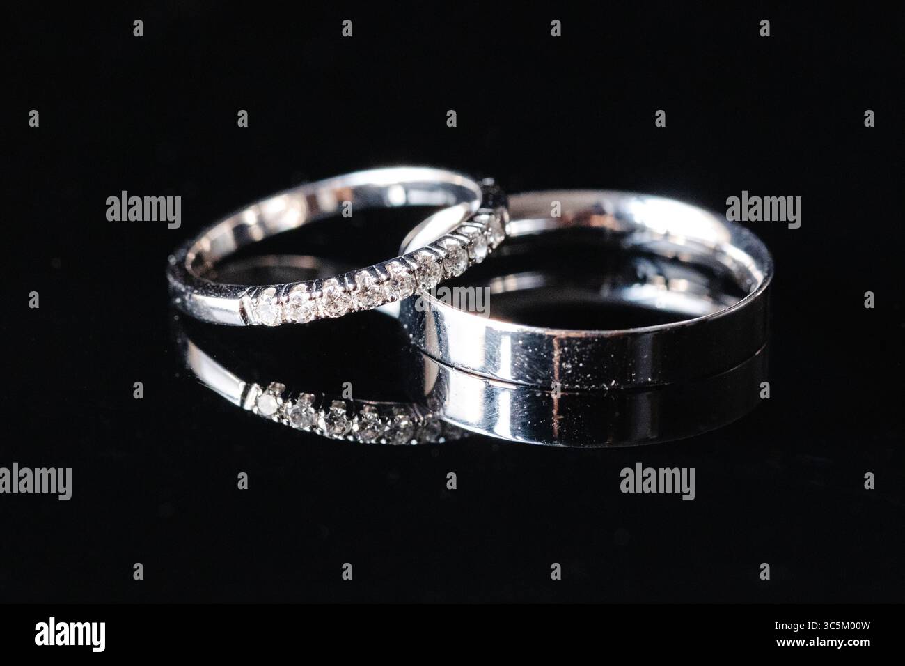 Les anneaux de mariage symbolisent l'union de deux personnes dans le mariage, représentant l'amour éternel et l'engagement Banque D'Images