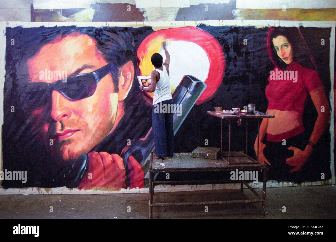 INDIA, Mumbai, Fomer Bombay, Ellora arts peint de grandes affiches de cinéma sur toile comme publicité pour les cinémas pour les nouveaux films sortis Banque D'Images