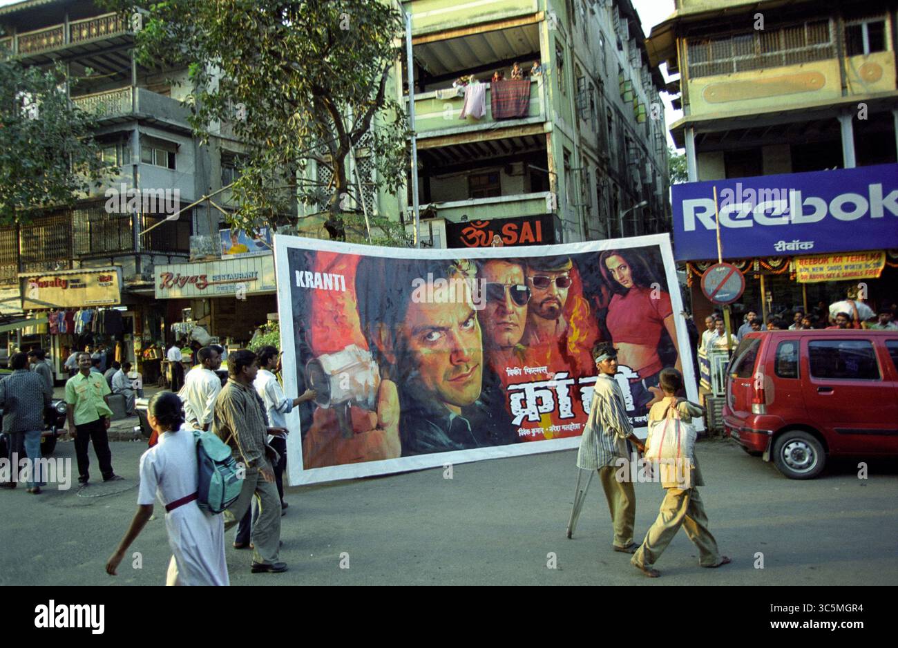 INDIA, Mumbai, Fomer Bombay, Ellora arts peint de grandes affiches de cinéma sur toile comme publicité pour les cinémas pour le nouveau film Kranti, une affiche est portée par la rue Grant à un cinéma voisin Banque D'Images