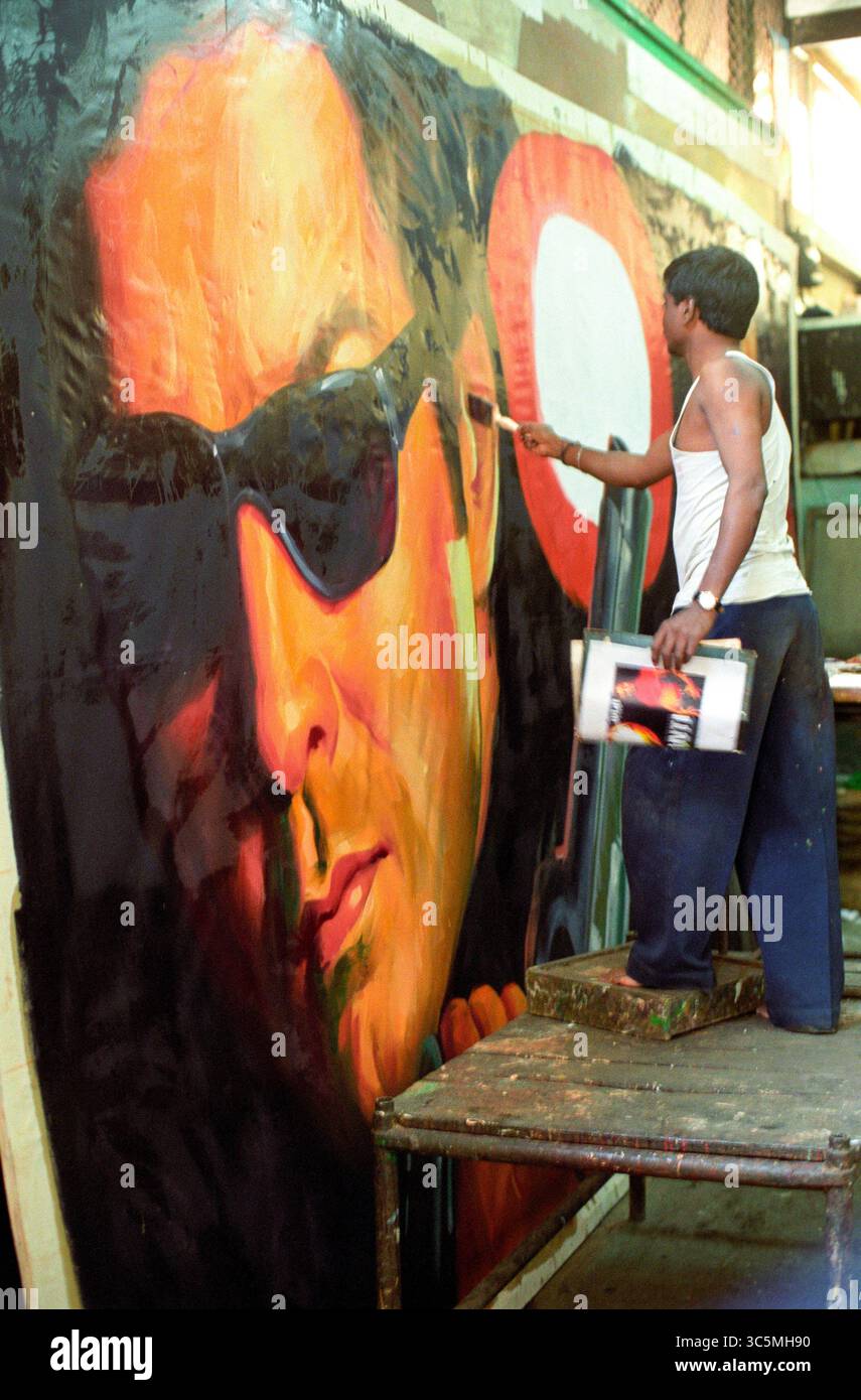 INDIA, Mumbai, Fomer Bombay, Ellora arts peint de grandes affiches de cinéma sur toile comme publicité pour les cinémas pour les nouveaux films sortis Banque D'Images