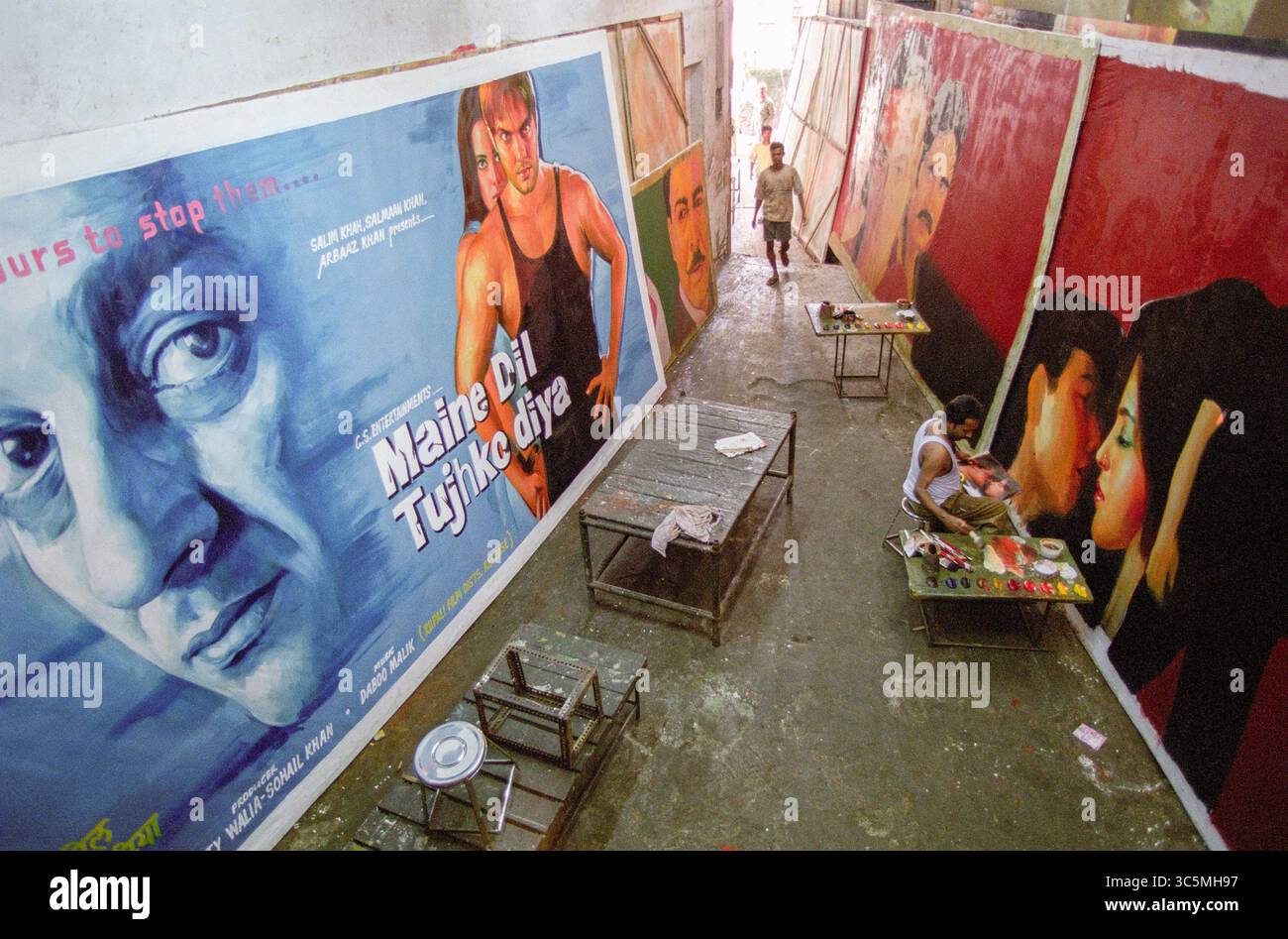 INDIA, Mumbai, Fomer Bombay, Ellora arts peint de grandes affiches de cinéma sur toile comme publicité pour les cinémas pour les nouveaux films sortis Banque D'Images