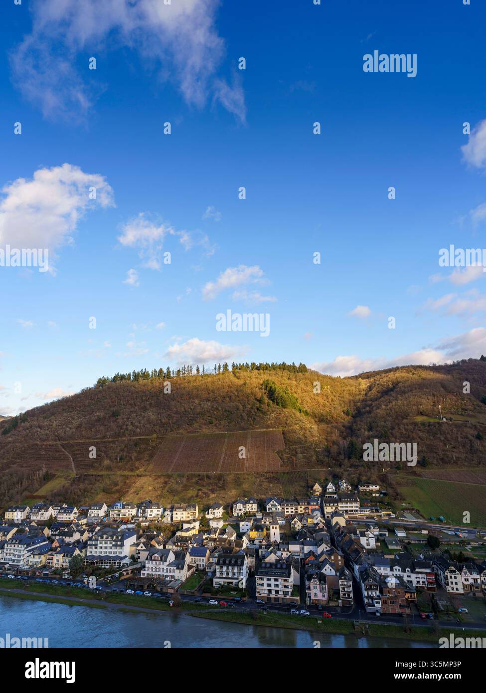 Coucher de soleil sur Cochem, Allemagne – vue sur le château au-dessus de la Moselle Riverside Town Banque D'Images