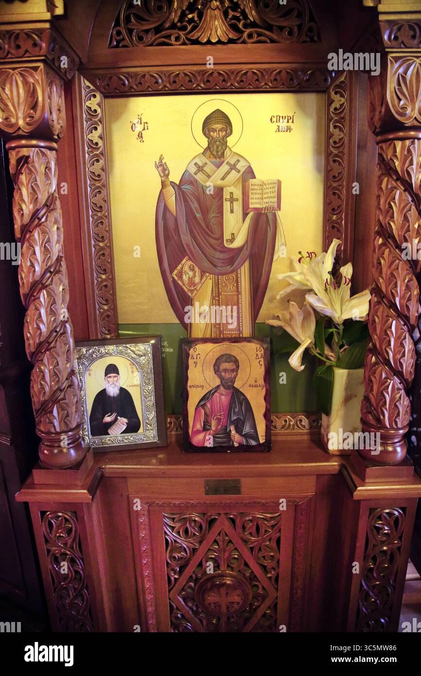 Icônes grecques de Saint Spyridon (en haut) Paisios du Mont Athos (en bas à gauche) Saint Jude Thaddée (en bas à droite) dans l'Assomption de Marie grec Coire orthodoxe Banque D'Images