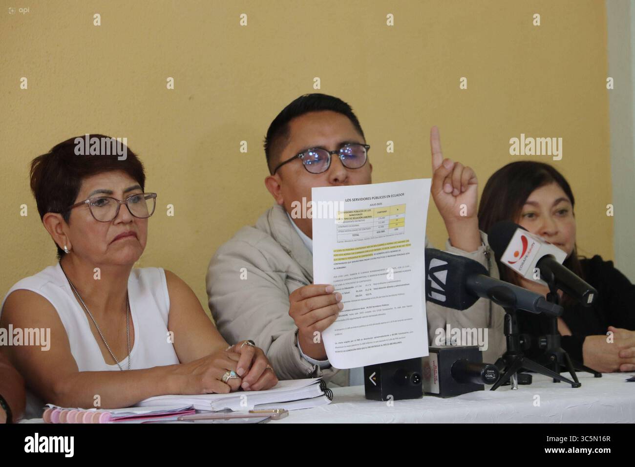 FEDERACION DE MEDICOS CRISIS SALUD Quito, mercredi 30 juillet 2025 Conférence de presse de la Federacion MÃ dica Ecuatoriana, avec des patients de maladies catastrophiques et des mouvements sociaux tels que fut, FEUE entre autres, pour parler des licenciements de personnel de santé et de la crise grave affectant le secteur Edwin Bedoya fut, Dr Santiago Carrasco, Isabel Vargas, AndrÃ s Quishpe FEUE, Mariana Narvaez infirmières photos API Rolando Enriquez Quito Pichincha SODERISCODERIS843434343XDERADERISCODERDERISCODELDERDERDERDAE DE884XAREDIA DELDELDELDERDÉDIA Banque D'Images