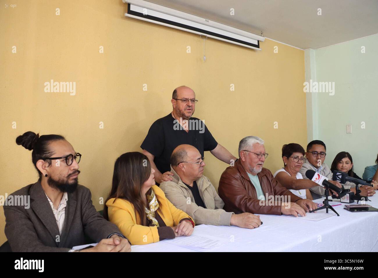 FEDERACION DE MEDICOS CRISIS SALUD Quito, mercredi 30 juillet 2025 Conférence de presse de la Federacion MÃ dica Ecuatoriana, avec des patients de maladies catastrophiques et des mouvements sociaux tels que fut, FEUE entre autres, pour parler des licenciements de personnel de santé et de la crise grave affectant le secteur Edwin Bedoya fut, Dr Santiago Carrasco, Isabel Vargas, AndrÃ s Quishpe FEUE, Mariana Narvaez infirmières photos API Rolando Enriquez Quito Pichincha SORADIA SODERENCHIer SODERENCHICODERIS3421DÉDIA DERISCODERNIQUICODERISCHIDERÉRIBERS 161 Banque D'Images