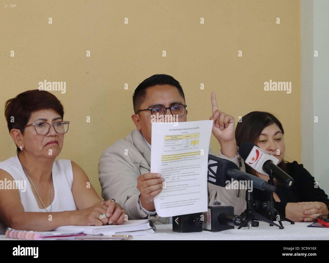 FEDERACION DE MEDICOS CRISE SALUD Quito, mercredi 30 juillet 2025 Conférence de presse de la Federacion MÃ dica Ecuatoriana, avec des patients de maladies catastrophiques et des mouvements sociaux tels que fut, FEUE entre autres, pour parler des licenciements de personnel de santé et de la crise grave affectant le secteur Edwin Bedoya fut, Dr Santiago Carrasco, Isabel Vargas, AndrÃ s Quishpe FEUE, Mariana Narvaez infirmières photos API Rolando Enriquez Quito Pichincha SORichincha SODERISCODERECDERIS52XEDERIS52XEDERIS5852XEDELDERISCODERDELDE8585XEZEDERDEF7XEDERDERDELDE8585XEREDIA Banque D'Images