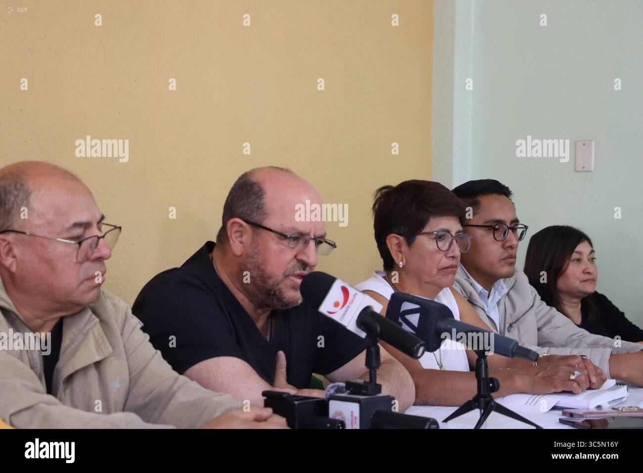 FEDERACION DE MEDICOS CRISE SALUD Quito, mercredi 30 juillet 2025 Conférence de presse de la Federacion MÃ dica Ecuatoriana, avec des patients de maladies catastrophiques et des mouvements sociaux tels que fut, FEUE entre autres, pour parler des licenciements de personnel de santé et de la crise grave affectant le secteur Edwin Bedoya fut, Dr Santiago Carrasco, Isabel Vargas, AndrÃ s Quishpe FEUE, Mariana Narvaez infirmières photos API Rolando Enriquez Quito Pichincha SO Banque D'Images