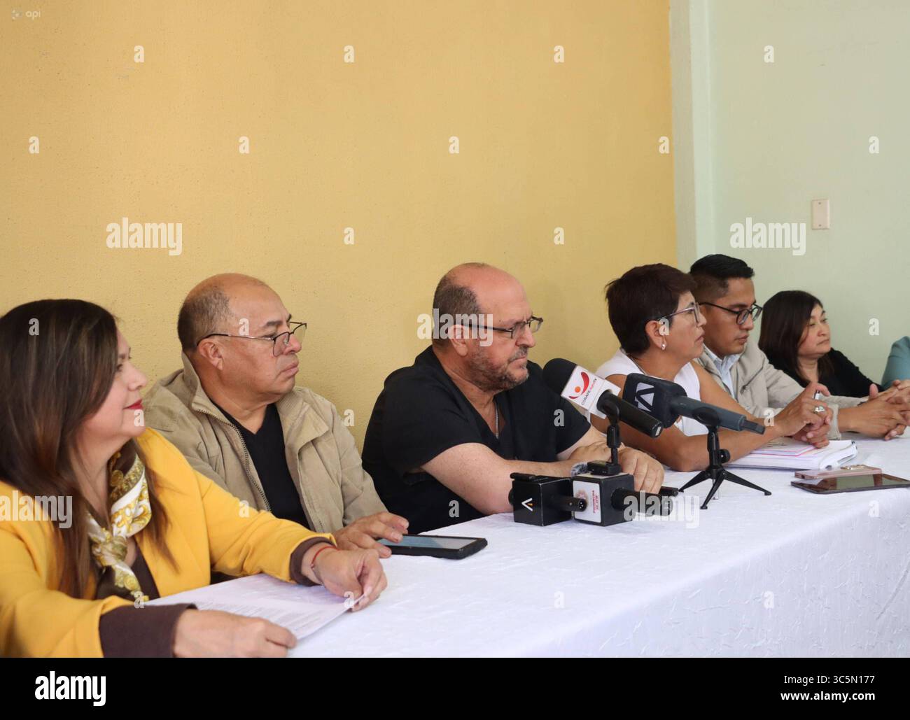 FEDERACION DE MEDICOS CRISIS SALUD Quito, mercredi 30 juillet 2025 Conférence de presse de la Federacion MÃ dica Ecuatoriana, avec des patients de maladies catastrophiques et des mouvements sociaux tels que fut, FEUE entre autres, pour parler des licenciements de personnel de santé et de la crise grave affectant le secteur Edwin Bedoya fut, Dr Santiago Carrasco, Isabel Vargas, AndrÃ s Quishpe FEUE, Mariana Narvaez infirmières photos API Rolando Enriquez Quito Pichincha SORichincha SODERIDERICELIC590431XENCHA DERISCODERISBERVISCOBERA DELDERDERÉRIBELI Banque D'Images