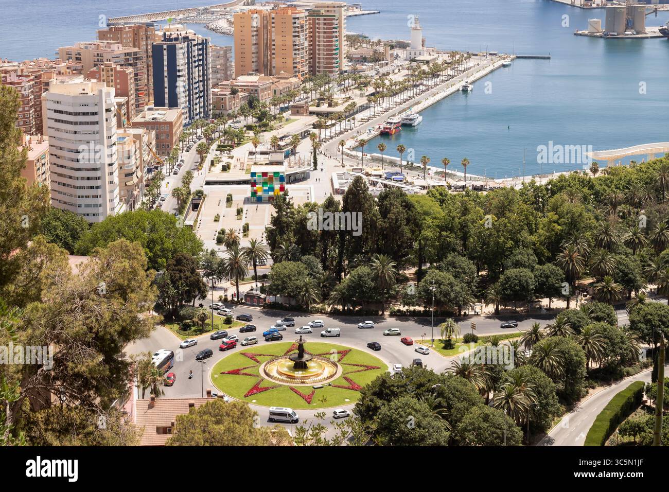 Tours résidentielles et port maritime international de la ville de Málaga dans le sud de l'Espagne Banque D'Images