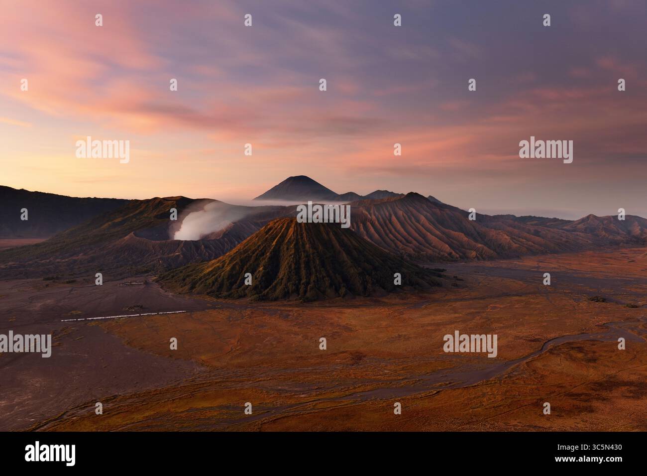 Beau lever de soleil à la chaîne volcanique de Tengger avec le mont fumant bromo et le mont coloré Batok, bromo - Tengger Semeru National Park, Java est Banque D'Images