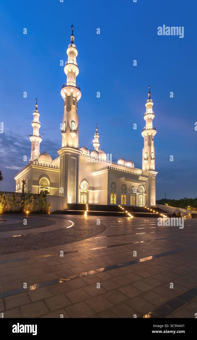Vue élégante sur la mosquée at-Tohir, un monument architectural islamique moderne situé à Jakarta, Indonésie Banque D'Images