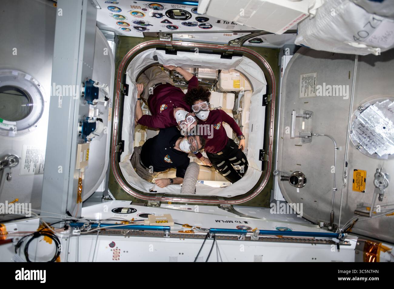 11 mars 2020, atmosphère terrestre : image publiée aujourd'hui : le 9 mars 2020. De haut en bas, les membres de l'équipage de l'expédition 62 Andrew Morgan, Oleg Skripochka et Jessica Meir sont photographiés à l'intérieur du vaisseau de ravitaillement SpaceX Dragon peu après l'ouverture de l'écoutille du cargo spatial américain. Le trio portait un équipement respiratoire portable lors de l'entrée initiale et testait l'atmosphère du vaisseau spatial pour détecter des particules et des irritants des voies respiratoires qui pourraient s'être délogés lors de son lancement et de son ascension dans l'espace. (Crédit image : ? NASA/ZUMA Wire/ZUMAPRESS.com) Banque D'Images