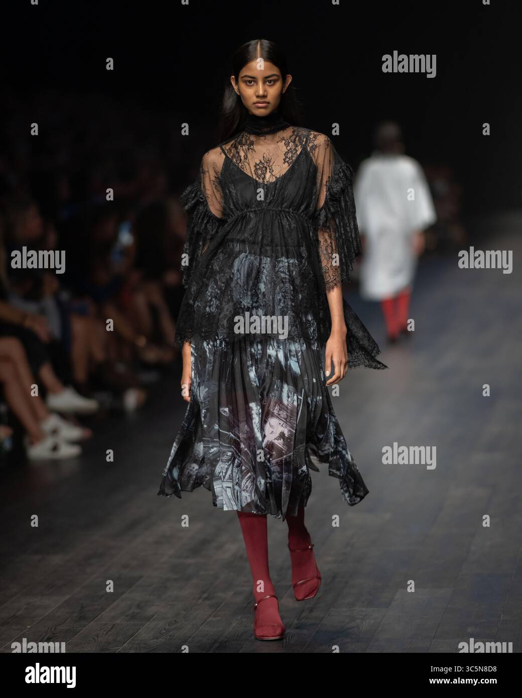 11 mars 2020, Melbourne, Victoria, Australie : un mannequin portant un dessin de Romance Was Born se promène au défilé Runway 1 de la mode Virgin Australian Melbourne au Royal Exhibition Building de Melbourne, Australie. (Crédit image : © Sydney Low/ZUMA Wire) Banque D'Images