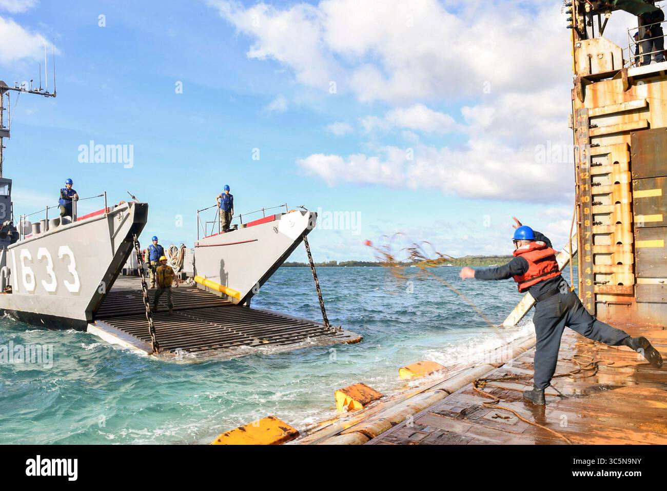 7 mars 2020 - Santa Rita, Guam - les marins à bord du navire de débarquement de la classe Whidbey Island USS Germantown (LSD 42) mènent des opérations amphibies avec Landing Craft, Utility 1633 affecté à la Naval Beach Unit (NBU) 7 dans le pont du puits. Germantown, qui fait partie de l'America Expeditionary Strike Group, équipe de la 31e Marine Expeditionary Unit, opère dans la zone d'opérations de la 7e flotte des États-Unis pour améliorer l'interopérabilité avec les alliés et les partenaires et sert de force d'intervention prête pour défendre la paix et la stabilité dans la région indo-pacifique. (Photo de l'US Navy par Toni Burton, spécialiste des communications de masse, 1re classe) Banque D'Images