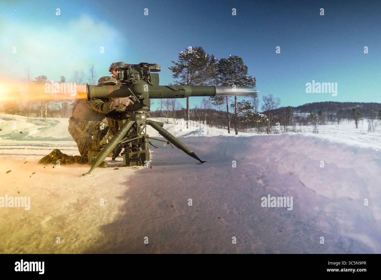 3 mars 2020 - Norvège - Un Marine américain avec l'équipe combinée anti-armure 1, compagnie d'armes, 2e bataillon, 6e régiment de Marines, 2e division de Marines, II Marine Expeditionary Force, tire un système de missiles Saber M41A7 lors d'un exercice de tir réel en préparation de l'exercice Cold Response 20 près de Setermoen, Norvège, le 3 mars 2020. L’exercice Cold Response 20 se déroule dans le nord de la Norvège, impliquant 15 000 participants de dix militaires alliés et partenaires de nationâ€™. (Crédit image : © U.S. Marines/ZUMA Wire/ZUMAPRESS.com) Banque D'Images