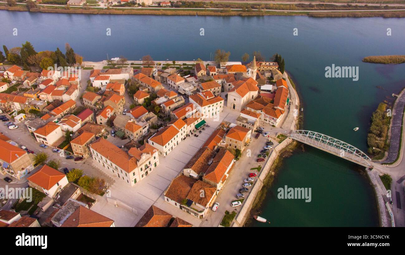 18 novembre 2016, Opuzen, Dubrovnik-Neretva County, Croatie : vue aérienne de la ville d'Opuzen dans la vallée de Neretva en Dalmatie, Croatie. (Crédit image : © Amazing Aerial via ZUMA Wire) Banque D'Images