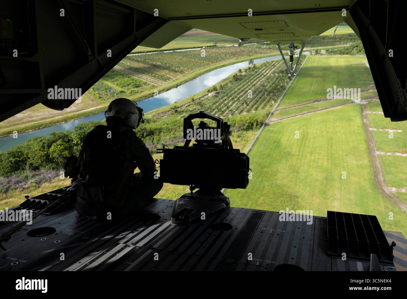 Floride, États-Unis. 21 juillet 2025. Le Sgt. D'état-major du corps des Marines américain Fred Miller, du Nevada, un chef d'équipage CH-53K King Stallion du Marine Heavy Helicopter Squadron (HMH) 461, regarde hors d'un CH-53K près de la base aérienne navale de Key West, Floride, le 21 juillet 2025. Les Marines de la 2e Escadre aéronautique des Marines et du 2e Bataillon de soutien à la distribution s'entraînent avec des éléments de l'armée américaine, de la marine américaine et du service des douanes et de la protection des frontières des États-Unis pour affiner les capacités d'aide humanitaire et de secours en cas de catastrophe tout en affinant la capacité du CH-53K à soutenir les opérations aériennes distribuées dans un environnement (photo Banque D'Images