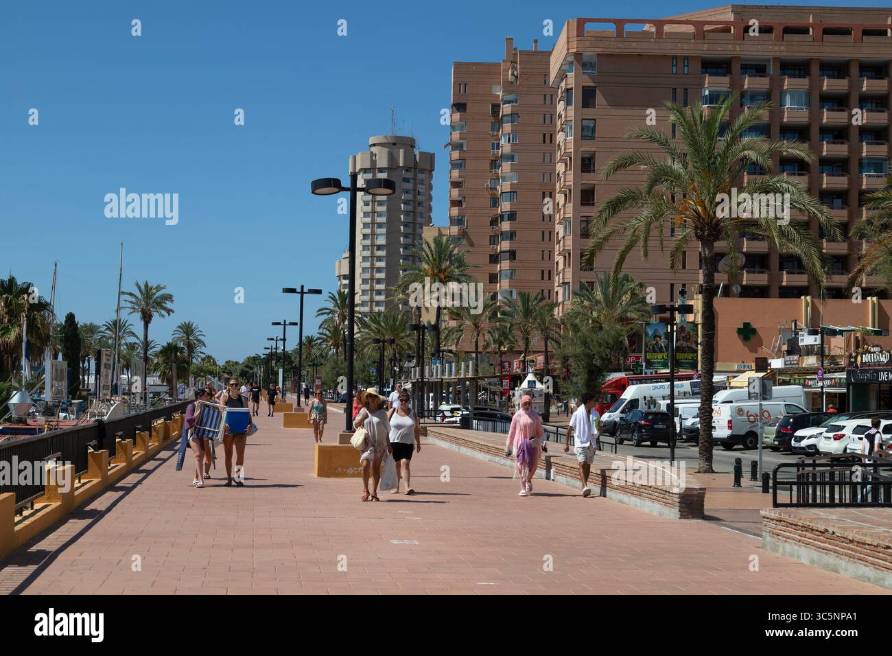 Les gens marchent le long de la promenade dans la station balnéaire espagnole de Fuengirola. Banque D'Images