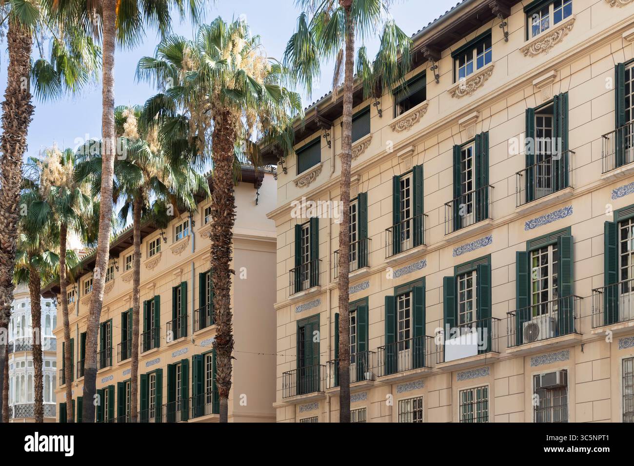 Appartements avec volets verts dans le centre de Málaga en Espagne. Banque D'Images