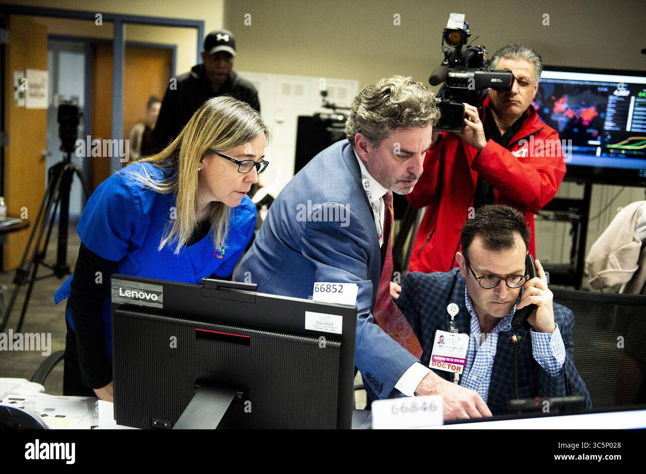 10 mars 2020, Newington, CT, États-Unis : le Dr Daniel Kombert, directeur médical du Centre de logistique des soins et directeur du Centre de commande clinique (Center), travaille avec d’autres professionnels de la santé lorsqu’ils répondent aux appels et suivent les données au Centre de commande COVID-19 de Hartford Healthcare mardi 10 mars 2020, à Newington, Connecticut (crédit image : © TNS via ZUMA Wire) Banque D'Images